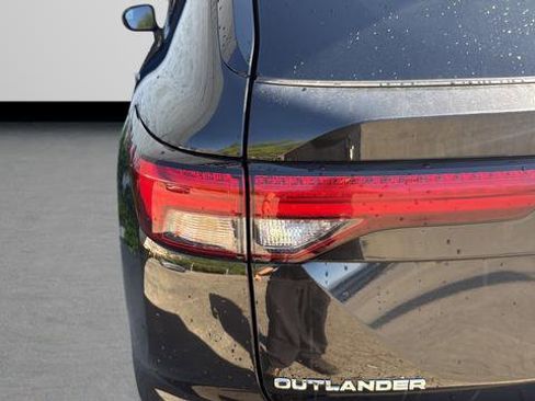 Used 2024 Mitsubishi Outlander 4WD Plug-In Hybrid image 30