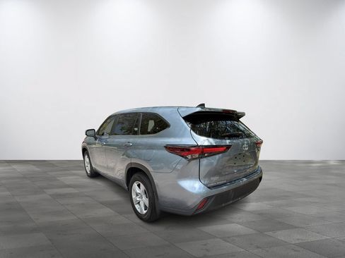 Used 2024 Toyota Highlander LE FWD image 4