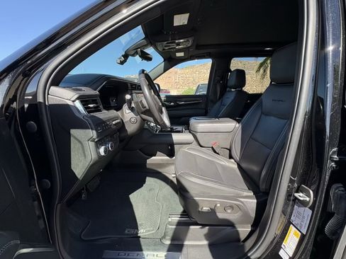 Used 2022 GMC Yukon Denali w/ Denali Premium Package image 9