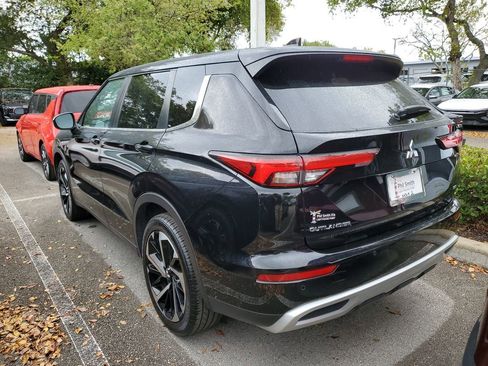 Used 2023 Mitsubishi Outlander SE Black Edition image 4