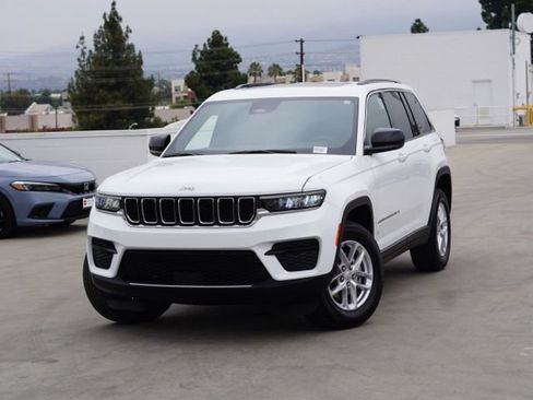 Used 2024 Jeep Grand Cherokee Laredo X RWD image 5