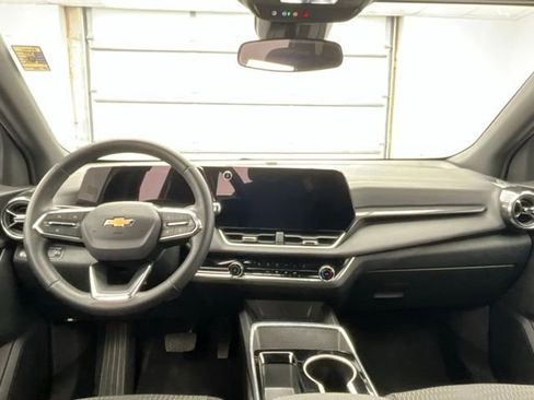 Used 2025 Chevrolet Equinox LT image 4