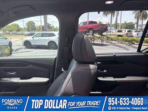 Used 2025 Honda Pilot TrailSport image 14