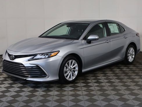 Used 2024 Toyota Camry LE image 5