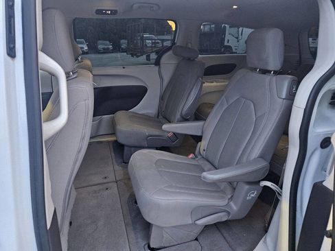 Used 2020 Chrysler Pacifica Touring w/ Tire & Wheel Group image 23