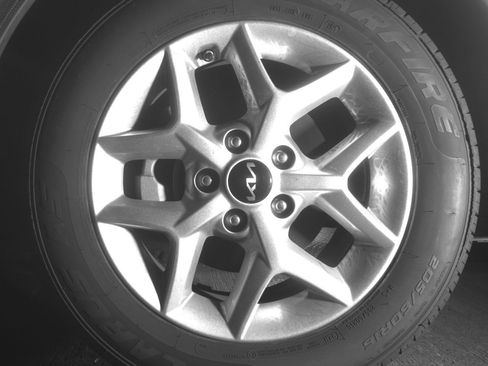 Used 2025 Kia Soul LX w/ LX Technology Package FWD image 12