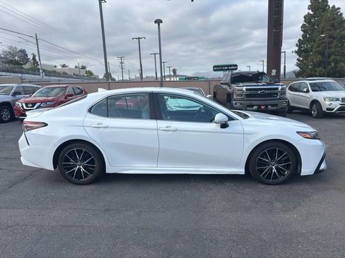 Used 2022 Toyota Camry SE FWD image 4