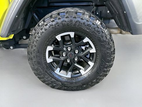 Used 2024 Jeep Gladiator Rubicon w/ Convenience Group AWD/4WD image 34