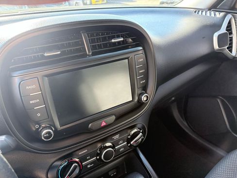 Used 2022 Kia Soul LX w/ Technology Package FWD image 8