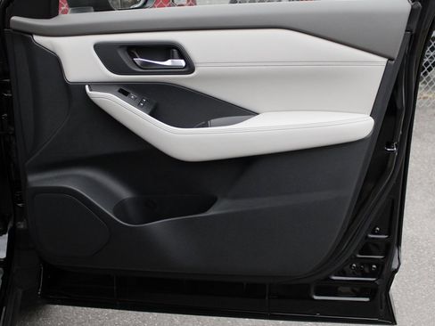 Certified 2025 Nissan Rogue SL w/ SL Premium Package image 18