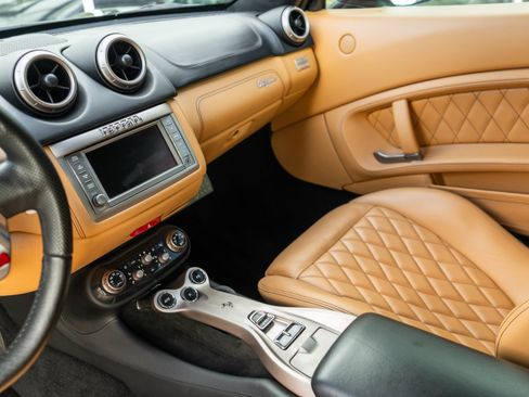 Used 2011 Ferrari California RWD image 19