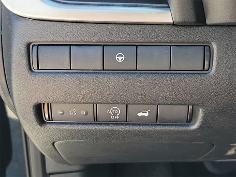 Used 2025 Nissan Rogue SV image 30