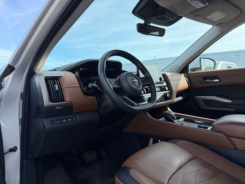 Used 2023 Nissan Pathfinder Platinum w/ Cargo Package image 10