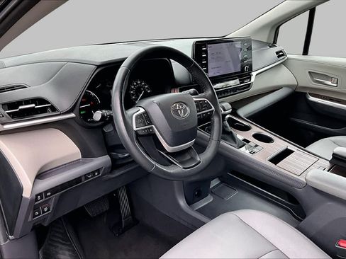 Certified 2024 Toyota Sienna XLE FWD image 18