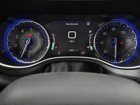 Used 2022 Chrysler Pacifica Touring-L w/ Uconnect Theater Family Group image 6