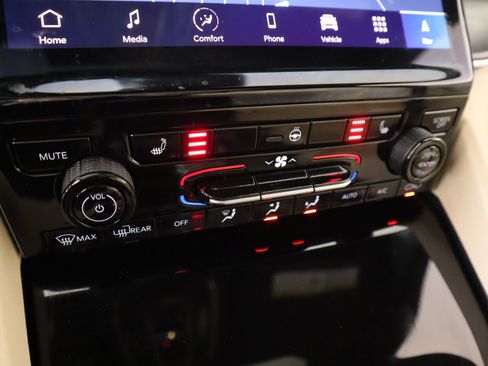 Used 2025 Jeep Grand Cherokee L Limited w/ Black Appearance Package image 8