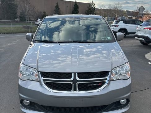 Used 2017 Dodge Grand Caravan SXT image 2