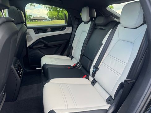 Certified 2025 Porsche Cayenne Coupe AWD/4WD image 20