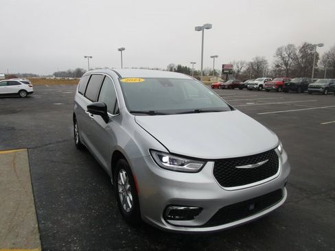 Used 2024 Chrysler Pacifica Touring-L image 7