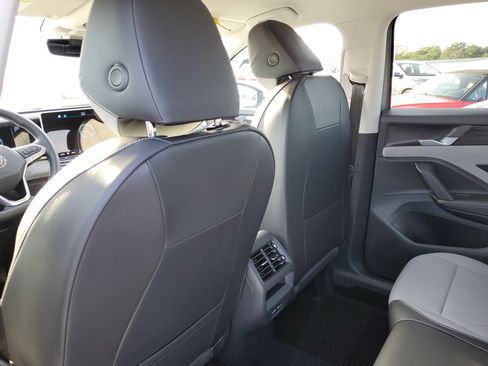 New 2026 Volkswagen Tiguan SE image 9