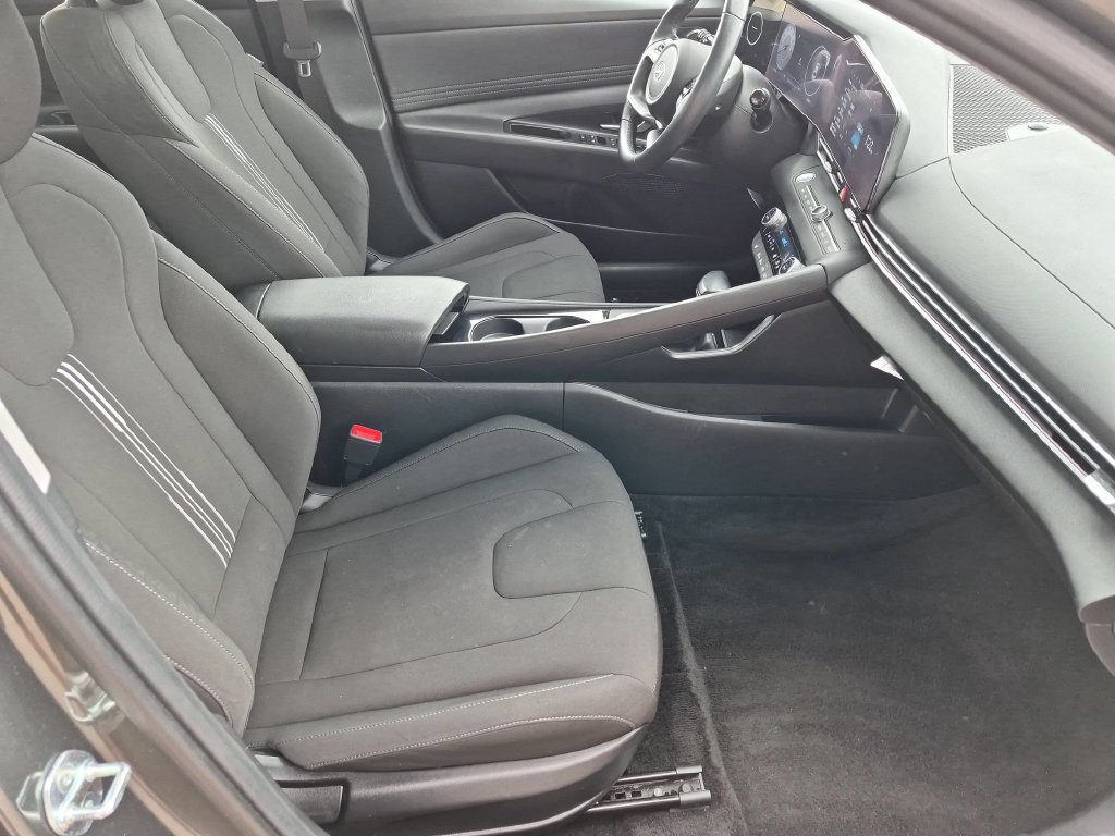 Used 2025 Hyundai Elantra SEL FWD image 31