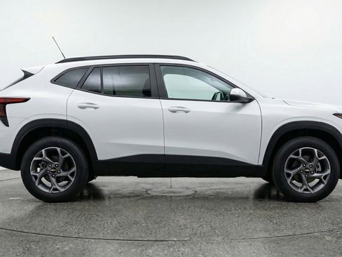 Used 2025 Chevrolet Trax LT w/ LT Convenience Package FWD image 11