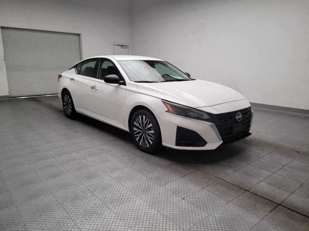 Used 2025 Nissan Altima 2.5 SV FWD image 13