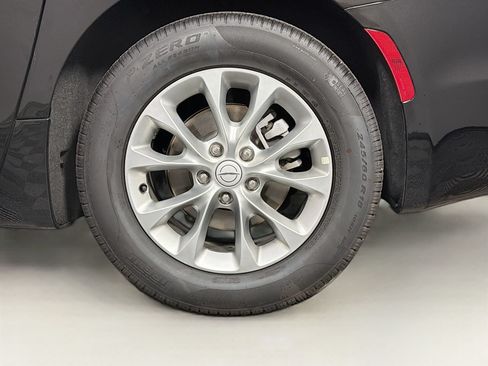 Used 2026 Chrysler Pacifica Limited FWD image 34