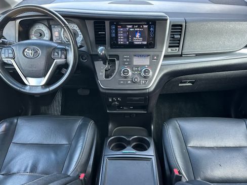 Used 2016 Toyota Sienna SE image 3