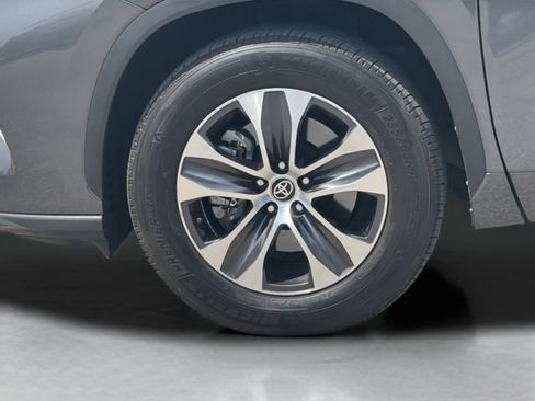 Used 2023 Toyota Highlander XLE FWD image 5