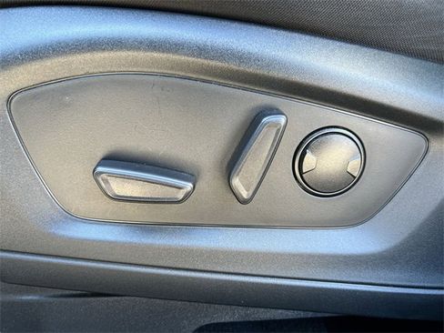 Used 2022 Ford Explorer XLT image 12