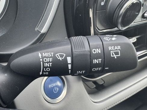 Used 2020 Toyota Highlander XLE image 32