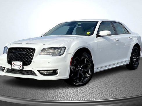 Used 2023 Chrysler 300 Touring L image 1
