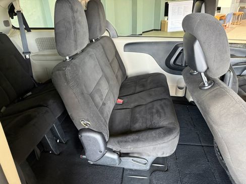 Used 2017 Dodge Grand Caravan SE FWD image 12