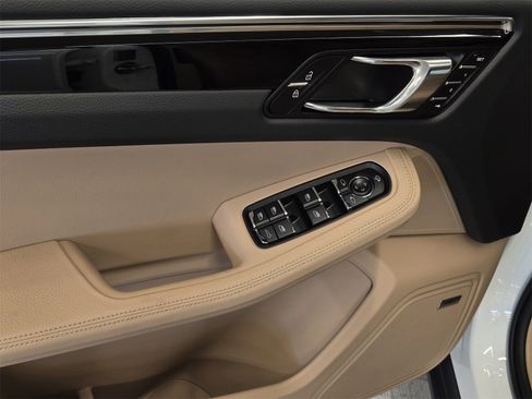 Used 2025 Porsche Macan image 13