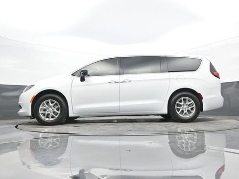 Used 2025 Chrysler Voyager LX FWD image 54