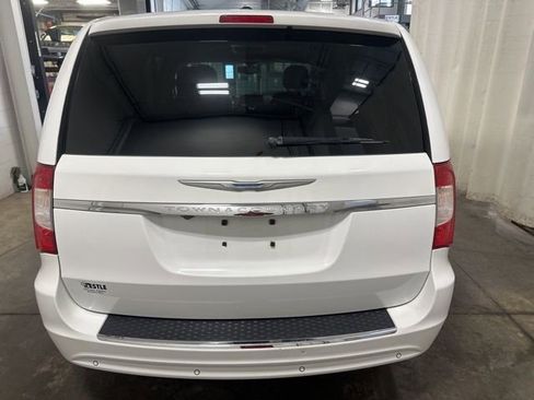 Used 2014 Chrysler Town & Country Touring-L w/ Driver Convenience Group image 5