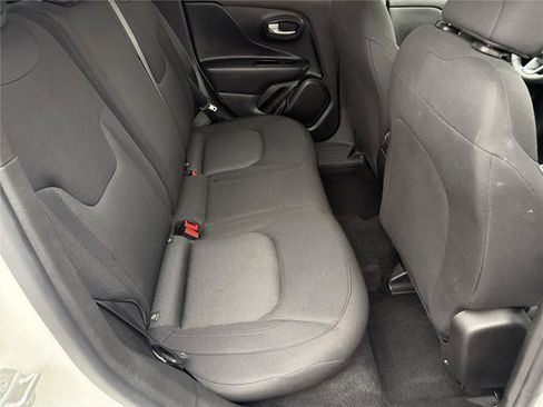 Used 2023 Jeep Renegade Latitude image 16