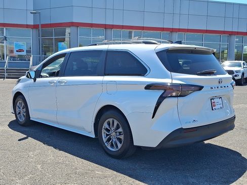 Used 2023 Toyota Sienna XLE AWD/4WD image 5