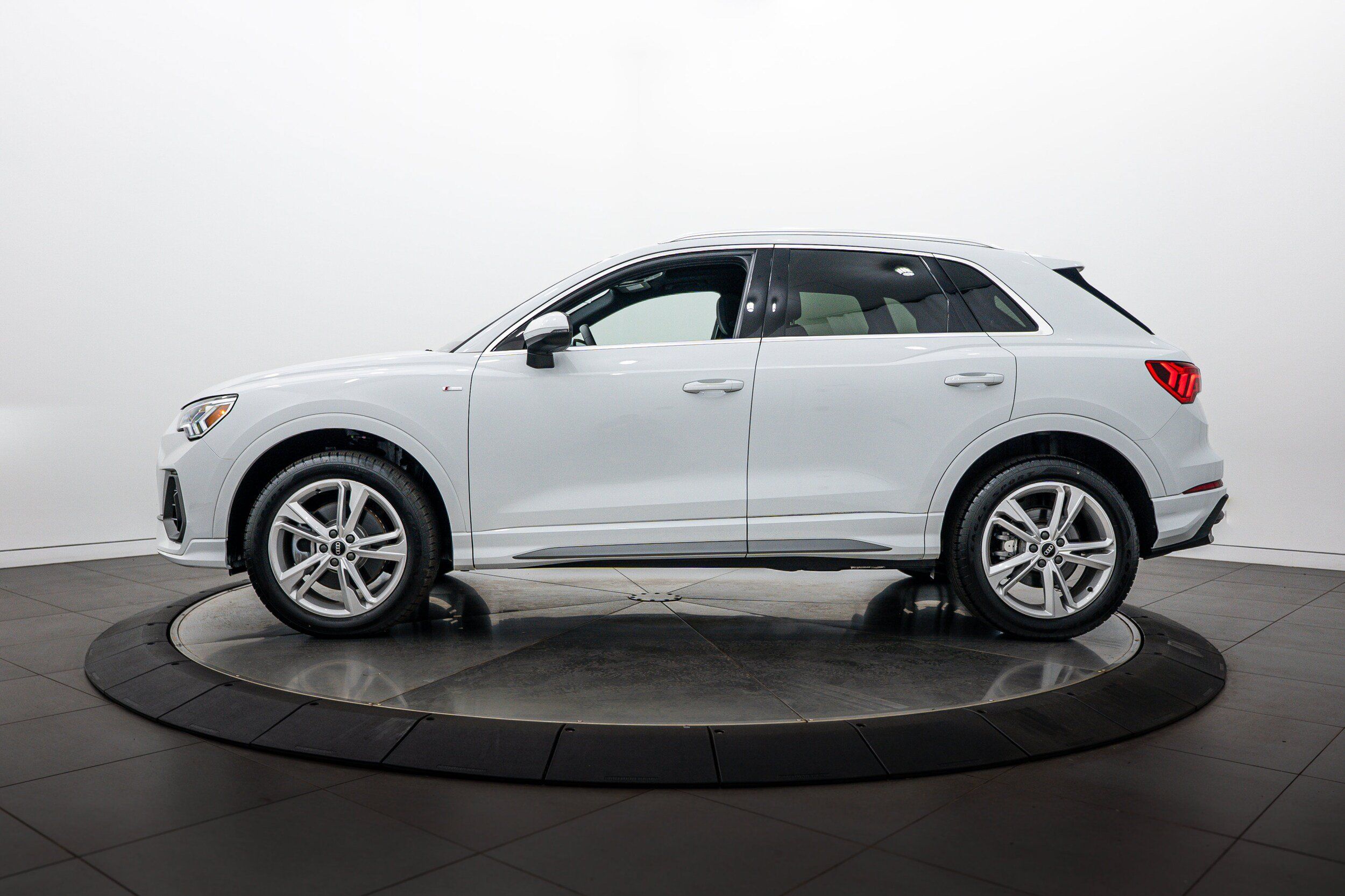Certified 2023 Audi Q3 2.0T Premium AWD/4WD image 7