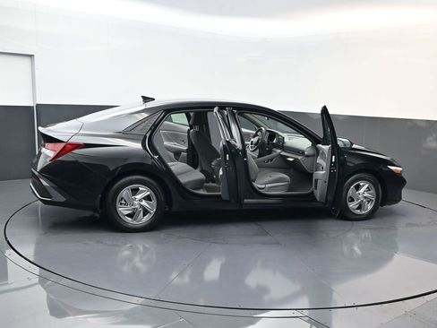 Used 2026 Hyundai Elantra SE FWD image 27