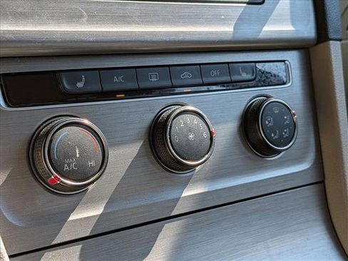 Used 2016 Volkswagen Golf SE w/ Lighting Package image 7