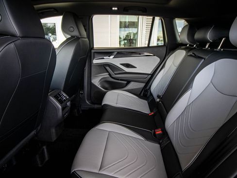 New 2026 Volkswagen Tiguan SE R-Line FWD image 28