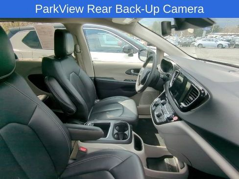 Used 2024 Chrysler Pacifica Touring-L FWD image 12