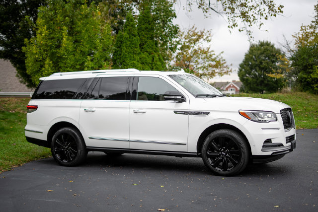 Used 2024 Lincoln Navigator L Reserve AWD/4WD image 4
