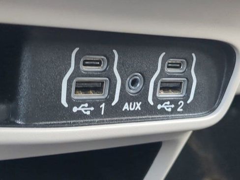 Used 2024 Chrysler Voyager LX image 21