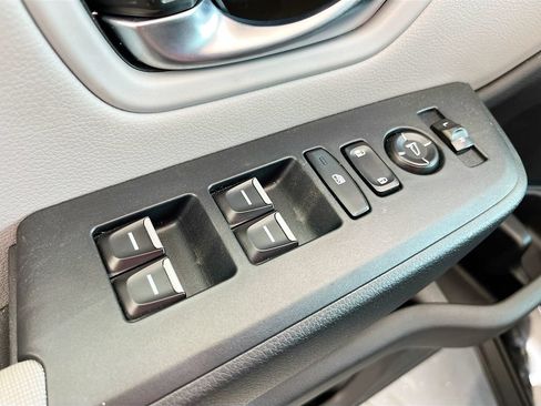 Used 2023 Honda Pilot LX image 17