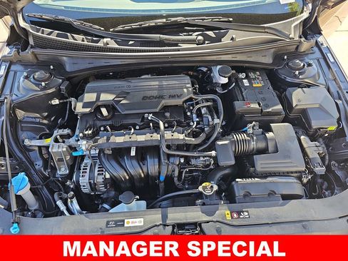 Used 2025 Hyundai Elantra SE image 31