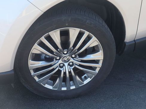 Used 2023 Toyota Venza XLE AWD/4WD image 17