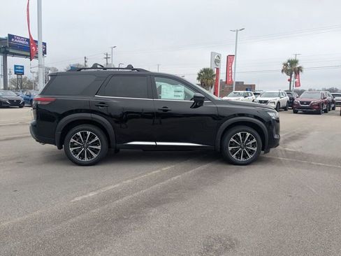 New 2026 Nissan Pathfinder Platinum FWD image 2